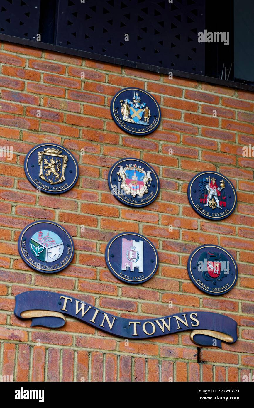 St. Albans City Twin Town Plaques an der Außenseite des Civic Centre, St. Albans, Hertfordshire, England, Großbritannien Stockfoto
