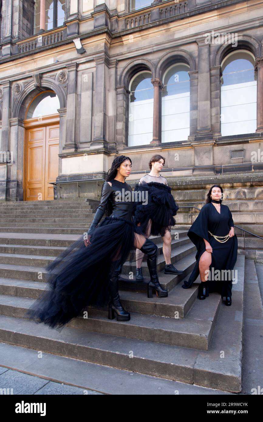 Edinburgh. Schottland. UK. 29. June2022. Das National Museum Scotland zeigt eine neue Ausstellung. "Jenseits des kleinen schwarzen Kleides". Eine neue Ausstellung im National Museum of Scotland wird das kleine schwarze Kleid zerlegen und die radikale Kraft der Farbe Schwarz in der Mode untersuchen. Von Designklassikern bis hin zu hochmodernen Laufstegen: Beyond the Little Black Dress (1. Juli bis 29. Oktober 2023) bringt mehr als 60 markante Looks von Sammlungen und Designern aus aller Welt zusammen. Die Ausstellung findet von Samstag, 1. Juli bis Sonntag, 29. Oktober 2023 statt Bild: Pako Mera Stockfoto