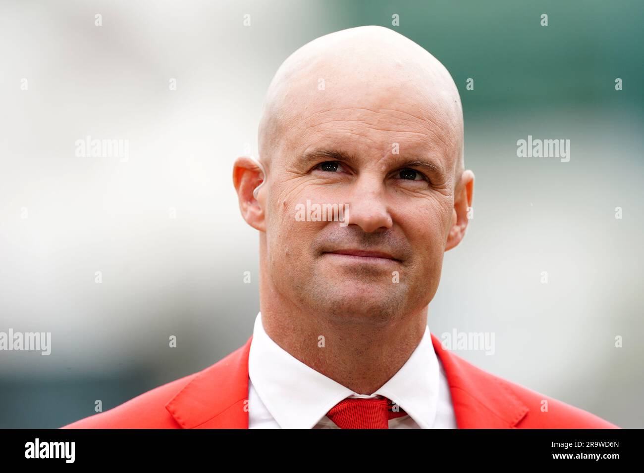 Der ehemalige englische Kapitän Andrew Strauss trägt Rot für die Ruth Strauss Stiftung vor dem zweiten Tag des zweiten Ashes-Testspiels bei Lord's, London. Foto: Donnerstag, 29. Juni 2023. Stockfoto