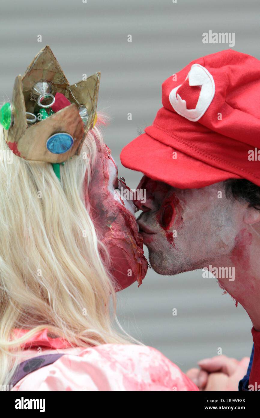Besucher in Tracht auf der Comic Con MCM Pop-Kultur Convention in London. 23.05.2014 Stockfoto