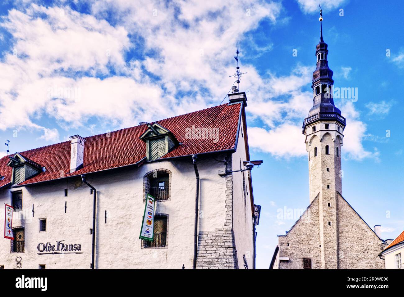 Altstadt von Tallinn, Estland - das Rathaus und andere mittelalterliche Gebäude auf dem Rathausplatz von Tallinn Stockfoto