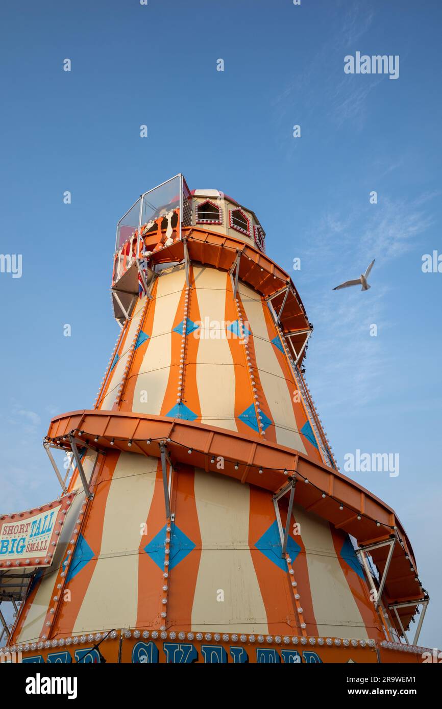 Vintage Helter Skelter Fairground Ride am Weymouth Beach, Großbritannien (Juni 23) Stockfoto
