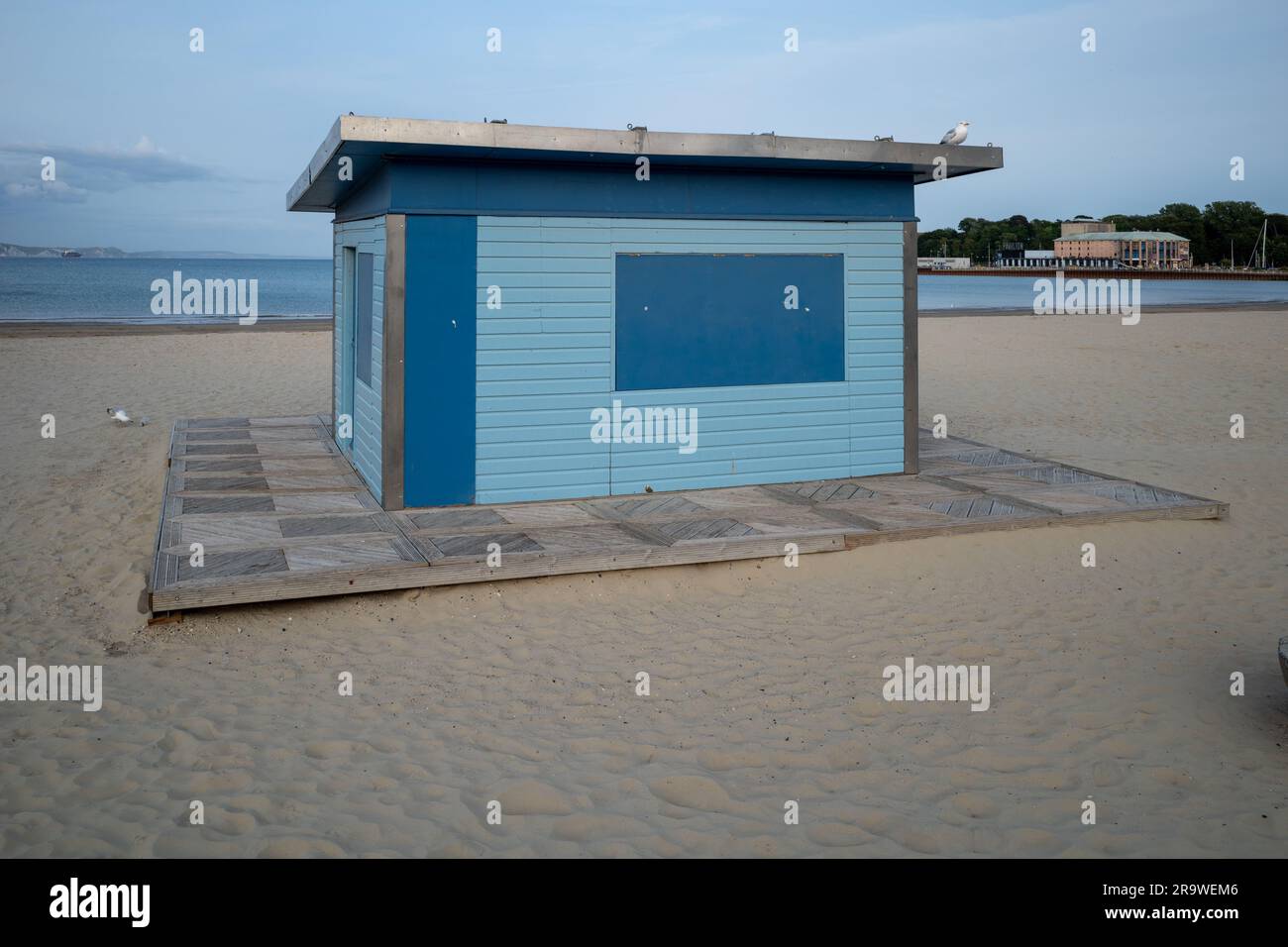 Leerer Laden am Weymouth Beach (Jun23) Stockfoto