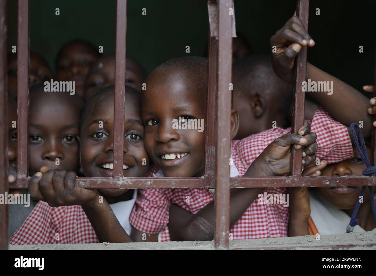 Ein Foto, auf dem ugandische Studenten vor ihrem Klassenzimmer stehen. Stockfoto