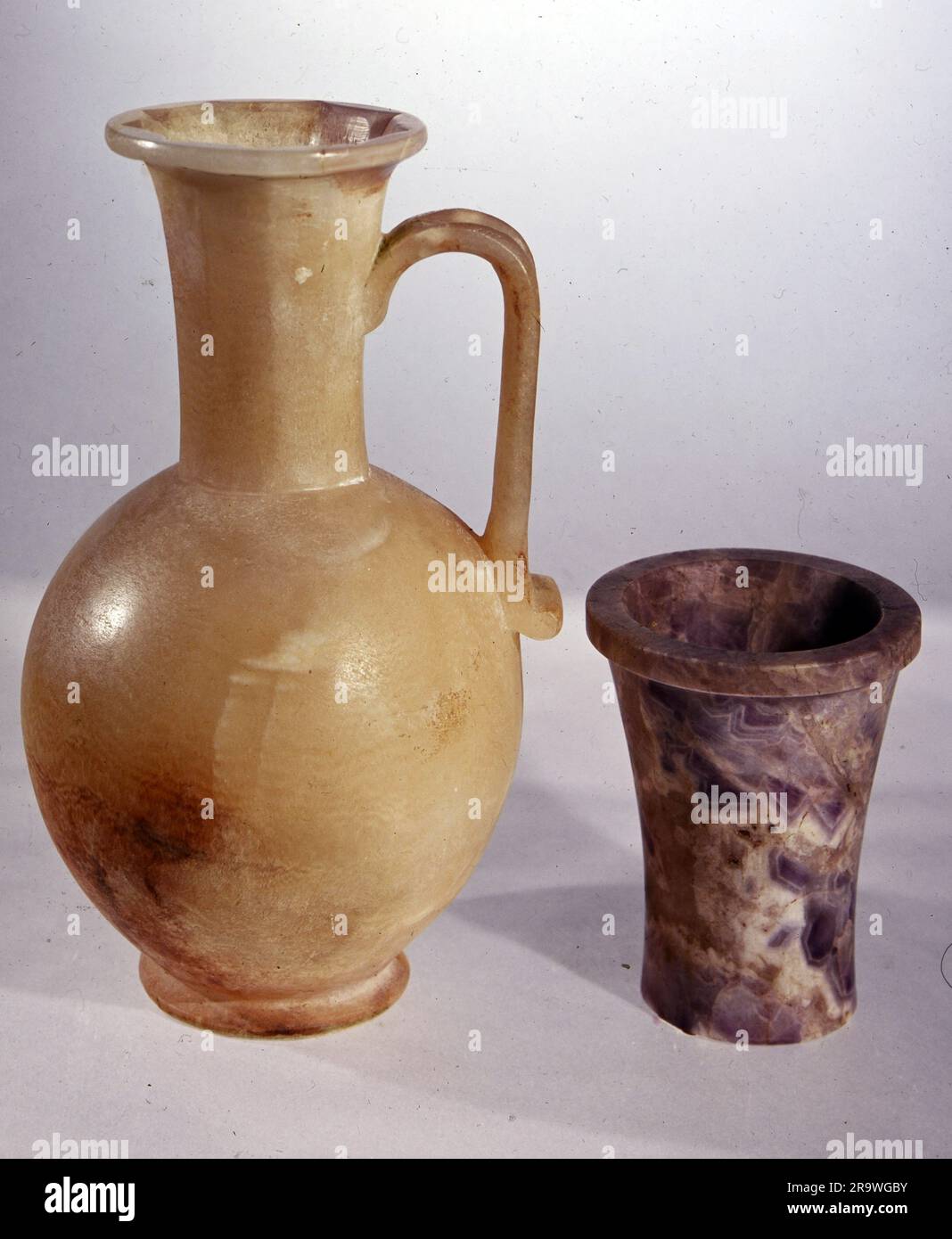 Kunst, Ägypten, Kunsthandwerk, Krug, ca. 1450 v. Chr. Alabaster, Salbenschiff, circa 1900 v. Chr., Amethyst, KÜNSTLERRECHT MUSS NICHT GEKLÄRT WERDEN Stockfoto