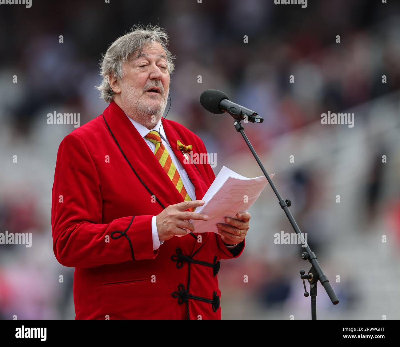 Stephen Fry MCC President spricht vor der Menge bei Lords über die Bedeutung der Ruth Strauss Foundation auf Rot für Ruth Day während des LV= Insurance Ashes Test Series Second Test Day 2 England gegen Australia at Lords, London, Großbritannien, 29. Juni 2023 (Foto von Mark Cosgrove/News Images) Stockfoto