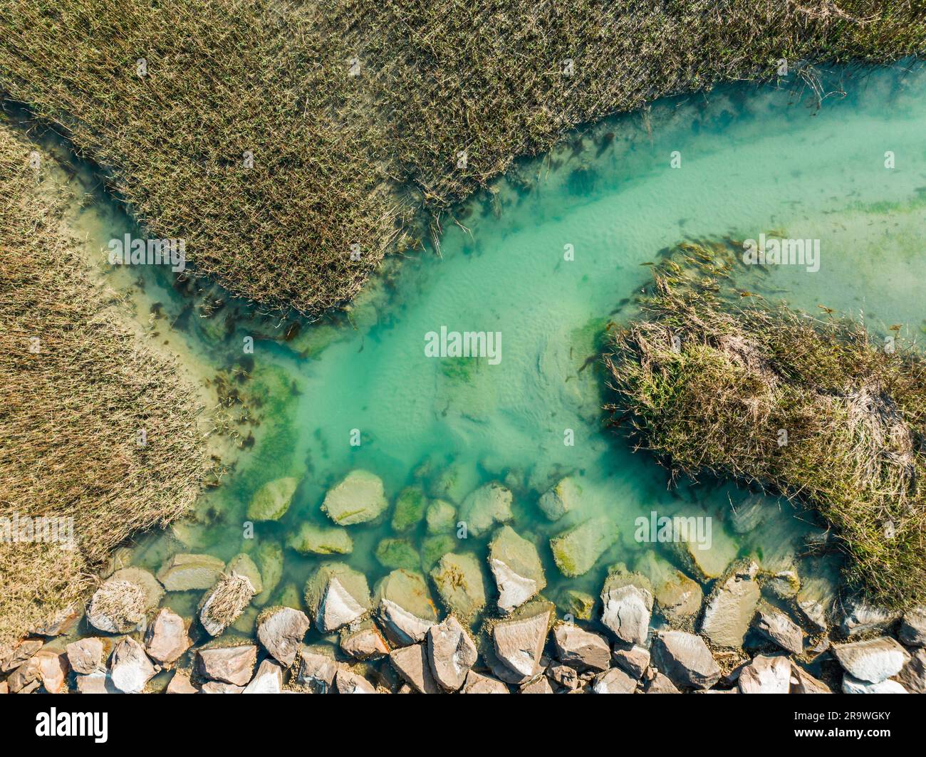 Große Felsen, umgeben vom türkisfarbenen Wasser von Murrells Inlet, South Carolina Stockfoto
