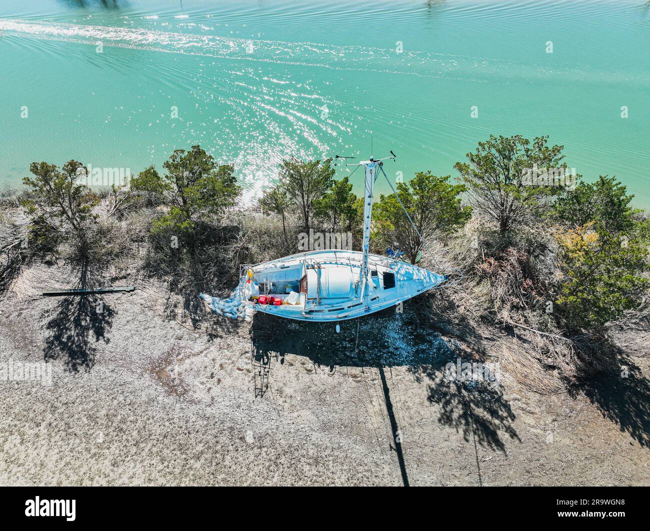 Ein Schiffswrackboot in der Nähe des türkisfarbenen Wassers von Murrells Inlet, South Carolina, aus der Vogelperspektive Stockfoto
