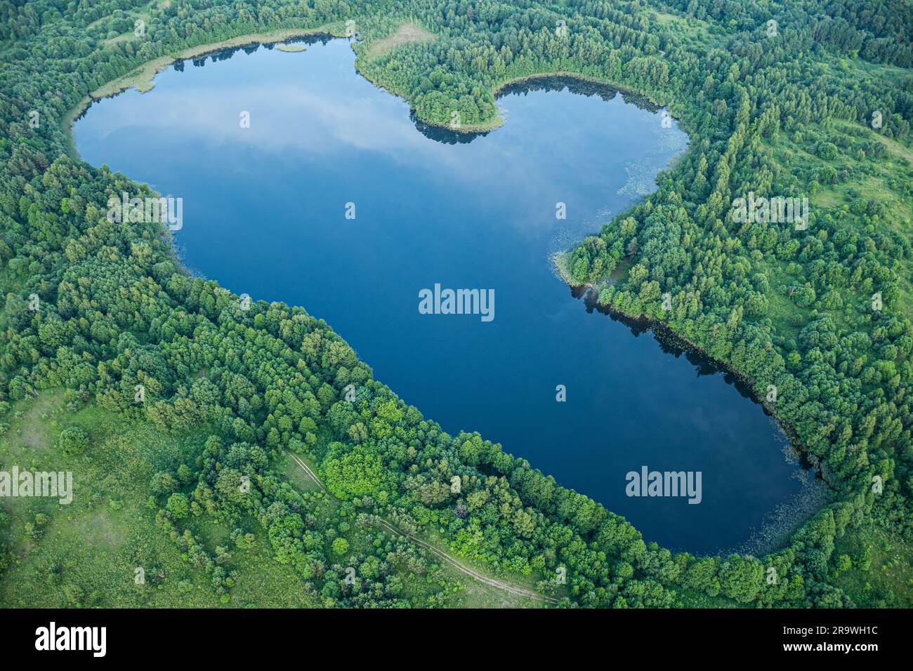 Flug im Heißluftballon über Trakai. Trakai, Vilnius, Litauen, umgeben von wunderschönen Inseln, Seen, Wäldern, Wildnis, Natur im Sommer, Sonnenuntergang Stockfoto