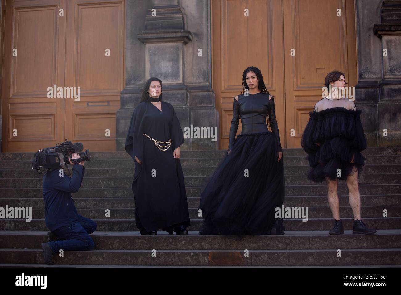 Edinburgh. Schottland. UK. 29. June2022. Das National Museum Scotland zeigt eine neue Ausstellung. "Jenseits des kleinen schwarzen Kleides". Eine neue Ausstellung im National Museum of Scotland wird das kleine schwarze Kleid zerlegen und die radikale Kraft der Farbe Schwarz in der Mode untersuchen. Von Designklassikern bis hin zu hochmodernen Laufstegen: Beyond the Little Black Dress (1. Juli bis 29. Oktober 2023) bringt mehr als 60 markante Looks von Sammlungen und Designern aus aller Welt zusammen. Die Ausstellung findet von Samstag, 1. Juli bis Sonntag, 29. Oktober 2023 statt. Bild: Pako Mera Stockfoto