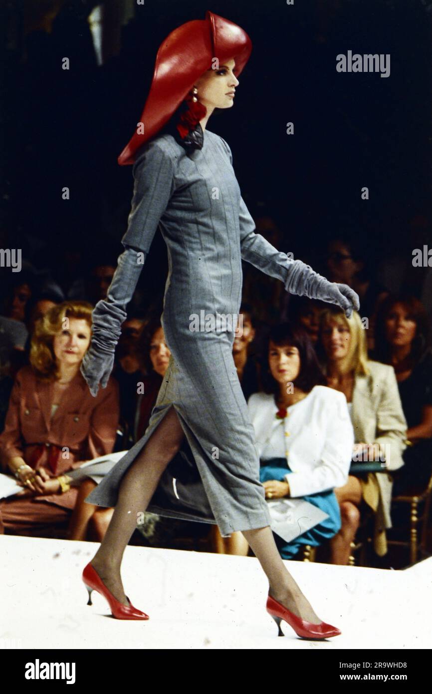 Mode, 1990er, Schaufensterpuppe, Schlauchkleid, volle Länge, Laufsteg, Haute Couture, Herbst Winter, ZUSÄTZLICHE-RECHTE-FREIGABE-INFO-NICHT-VERFÜGBAR Stockfoto