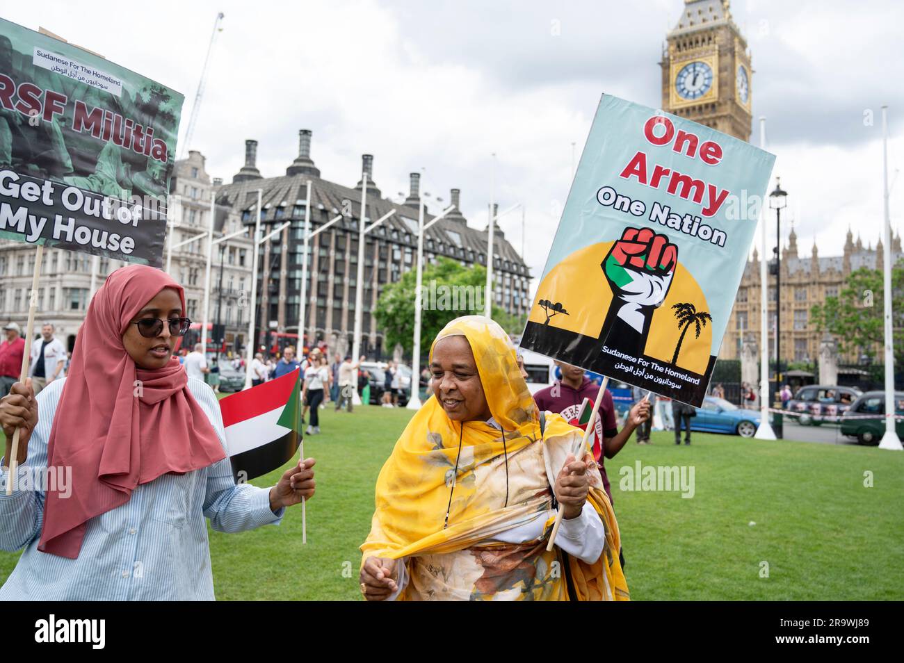 Parliament Square, London. June24. 2023. Sudanesische Frauen bereiten sich darauf vor, gegen den Krieg im Sudan zu protestieren, und tragen besondere Kröten, die traditionelle große Stockfoto
