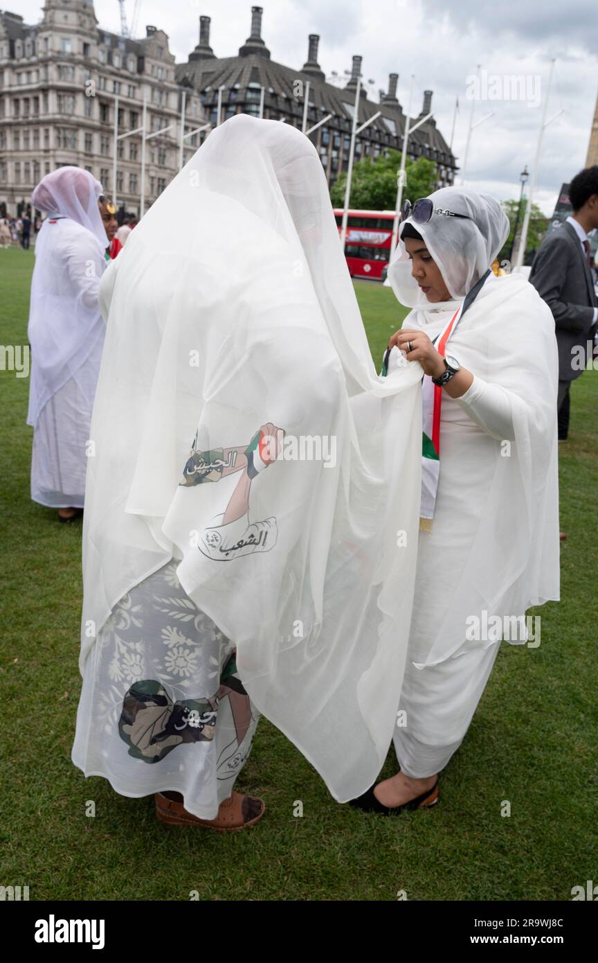Parliament Square, London. June24. 2023. Sudanesische Frauen bereiten sich darauf vor, gegen den Krieg im Sudan zu protestieren, und tragen besondere Kröten, die traditionelle große Stockfoto