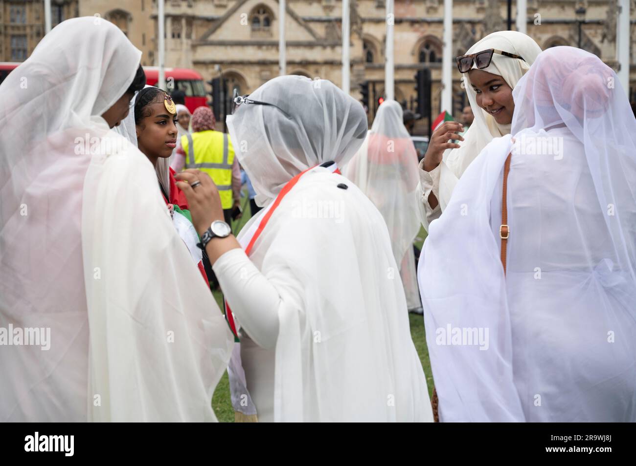 Parliament Square, London. June24. 2023. Sudanesische Frauen bereiten sich darauf vor, gegen den Krieg im Sudan zu protestieren, und tragen besondere Kröten, die traditionelle große Stockfoto