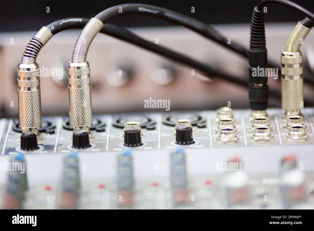 Radio-Mischer mit Tasten und Steckern mit Drähten. Mixer DJ-Konsole oder DJ-Panel. Foto in hoher Qualität. Horizontal. Hintergrund. Stockfoto
