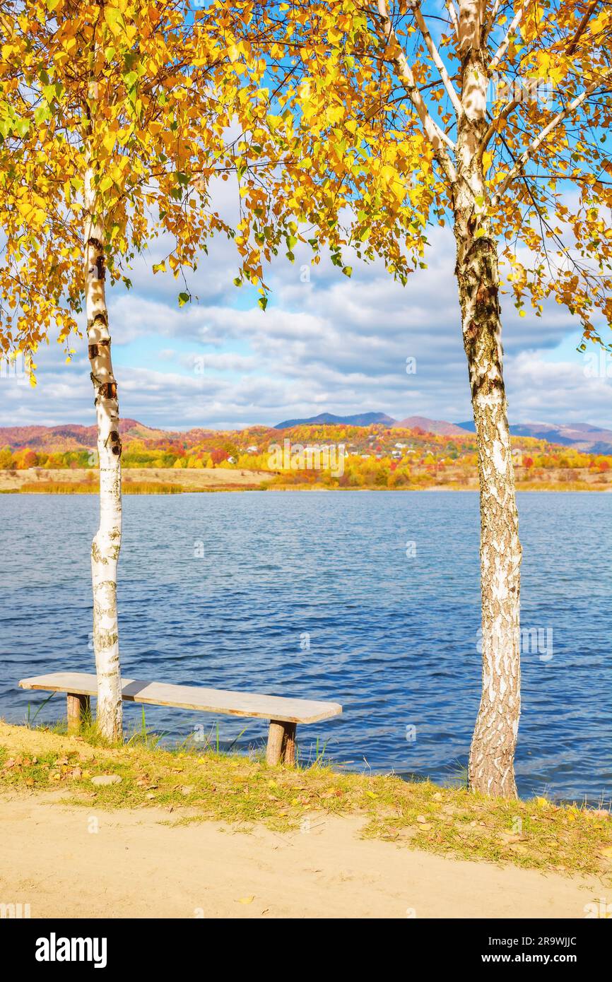 Schöne Herbstlandschaft mit ruhigem See. Sonniger Nachmittag Blick auf die karpaten Landschaft. Wunderbare Berglandschaft von transkarpatien, ukraine in Stockfoto