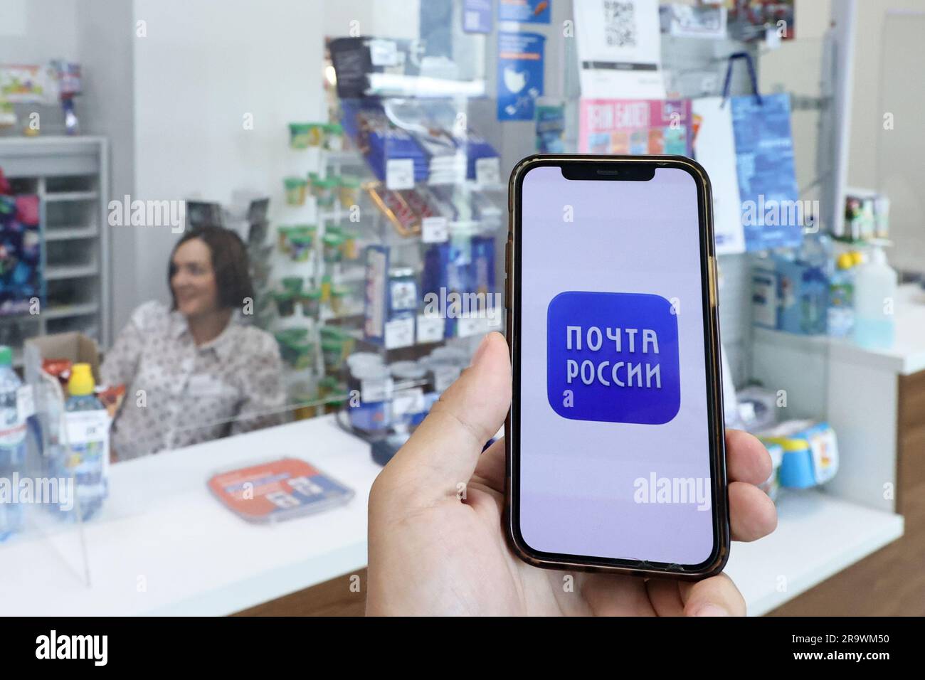 Juni 29,2023. Russland. Moskau. Das Telefon mit der heruntergeladenen ...