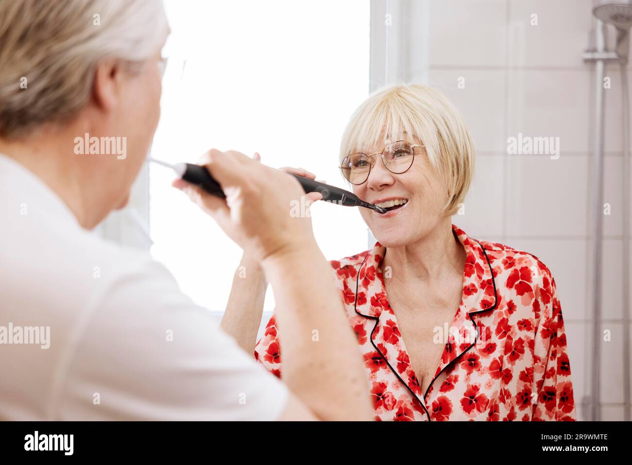 Ältere Paare putzen sich im Badezimmer, Köln, Nordrhein-Westfalen, Deutschland Stockfoto
