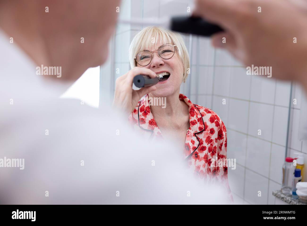 Ältere Paare putzen sich im Badezimmer, Köln, Nordrhein-Westfalen, Deutschland Stockfoto