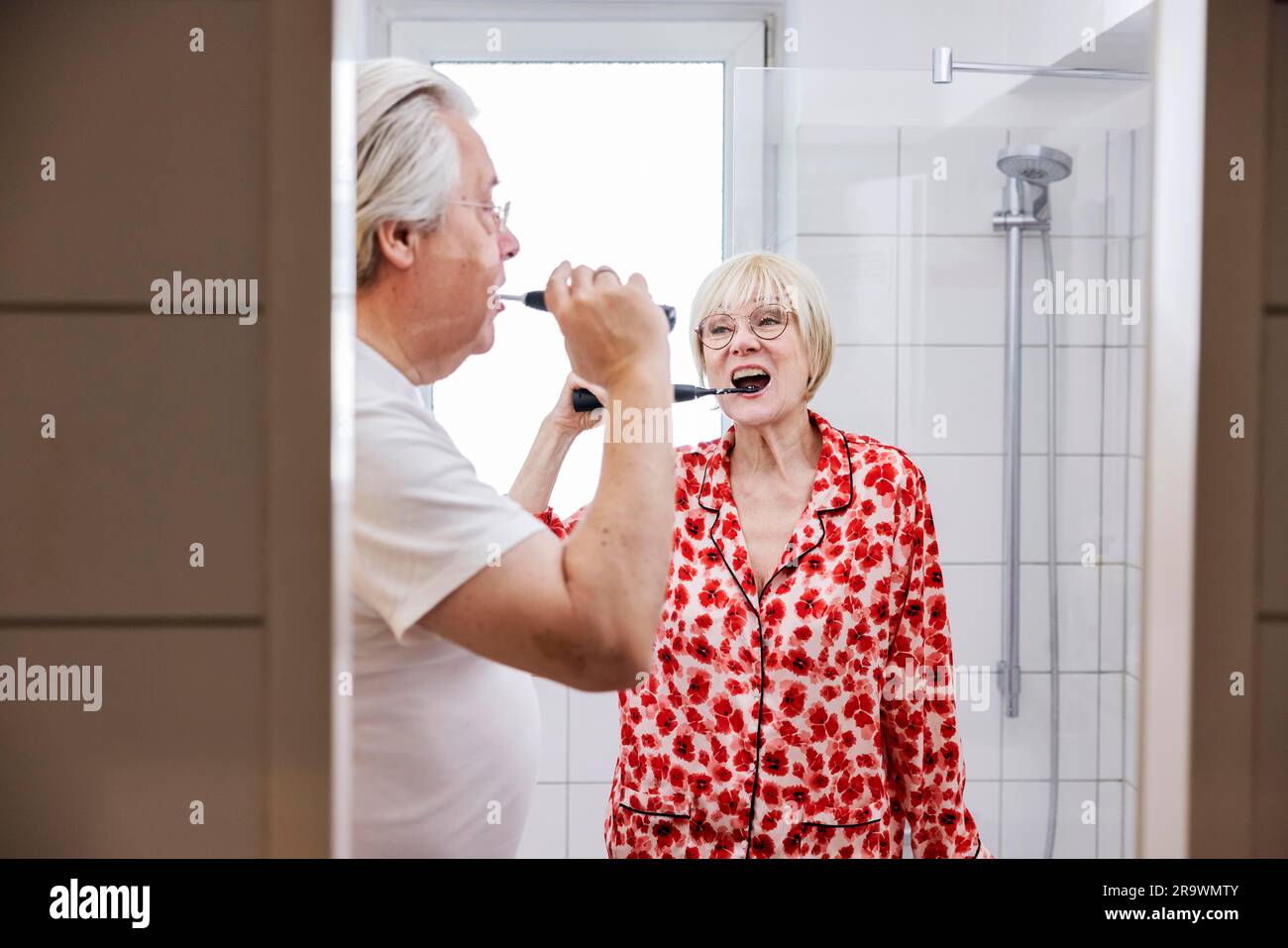 Ältere Paare putzen sich im Badezimmer, Köln, Nordrhein-Westfalen, Deutschland Stockfoto