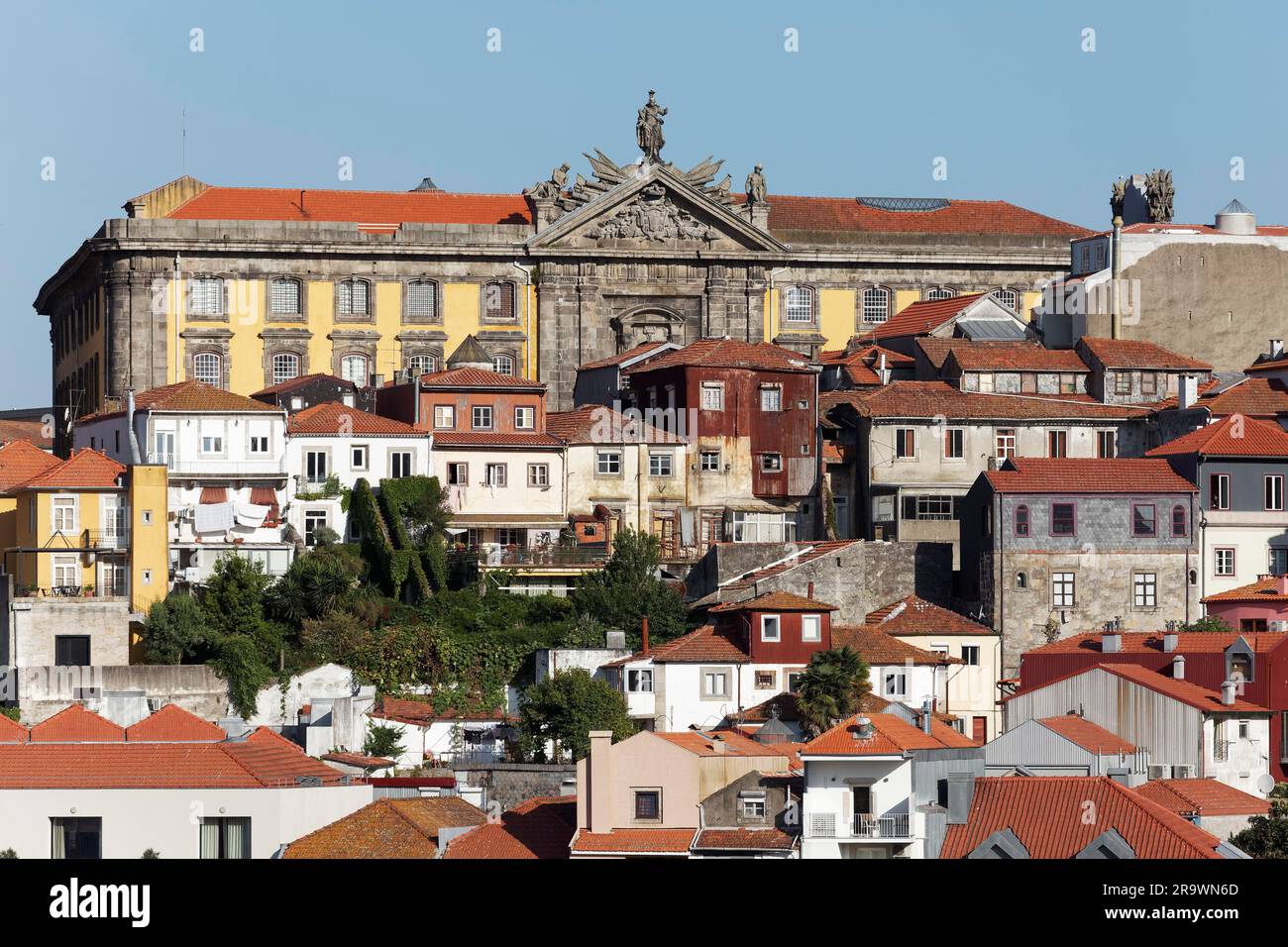 Blick auf das Viertel Baixa und das Centro Portugues de Fotografia, Fotomuseum im ehemaligen Gefängnisgebäude in Porto, Portugal Stockfoto