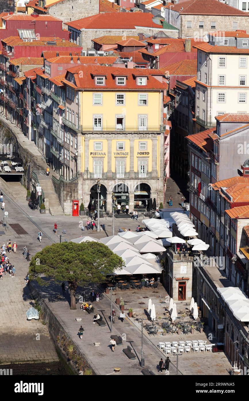 Blick auf Praca da Ribeira, Cais da Ribeira, historische Altstadt ...