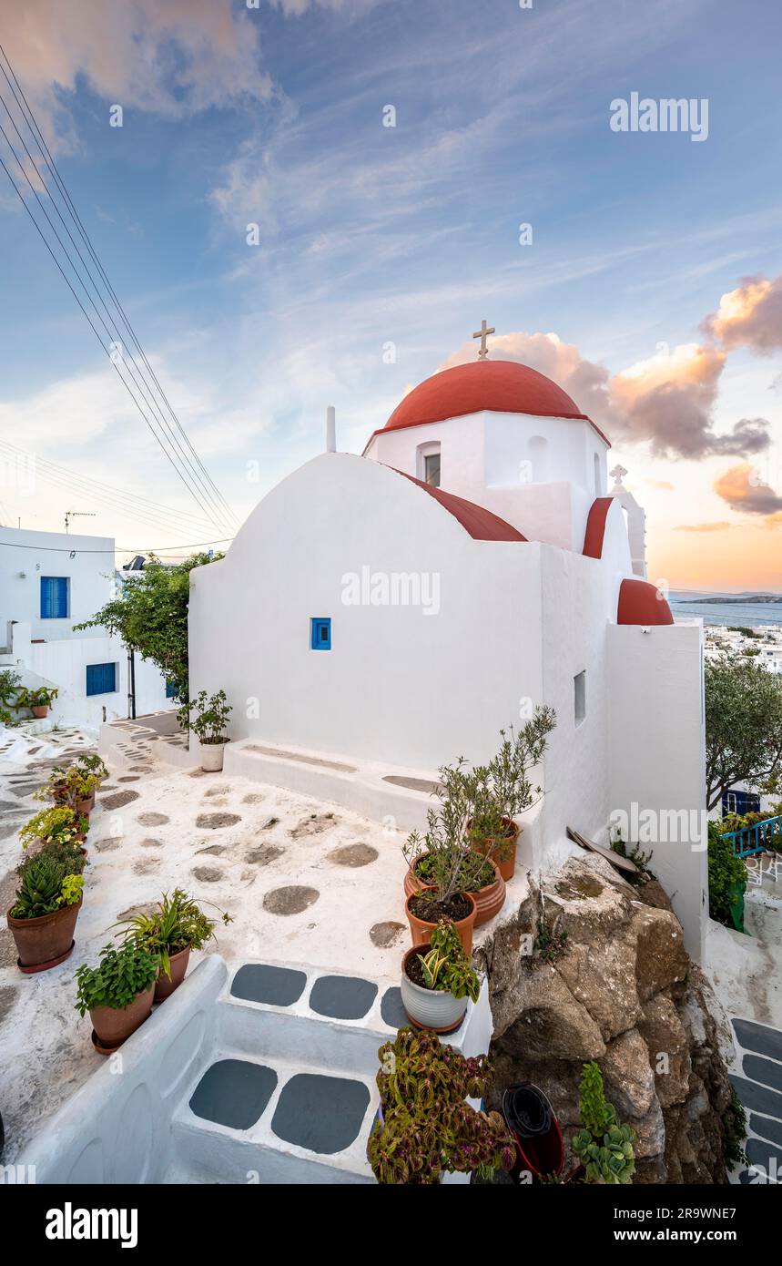 Kykladisch griechisch Orthodoxe Kirche von Agios Spyridon, bei Sonnenaufgang, Gassen der Altstadt von Chora, Mykonos-Stadt, Mykonos, Kykladen, Griechenland, Europa Stockfoto