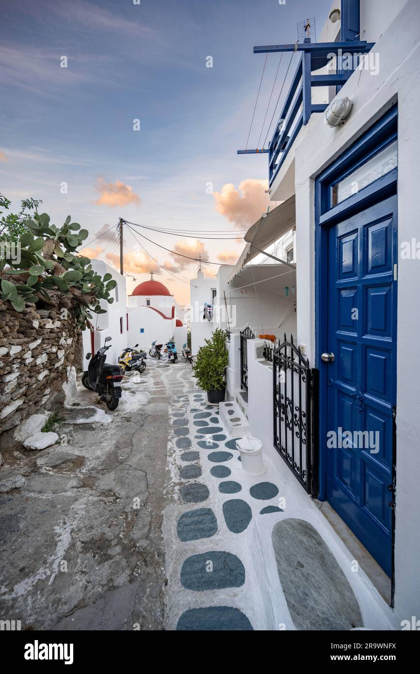 Zykladisch Griechisch Orthodoxe Kirche von Agios Spyridon, bei Sonnenaufgang Gassen der Altstadt von Chora, Mykonos Stadt, Mykonos, Kykladen, Griechenland Stockfoto