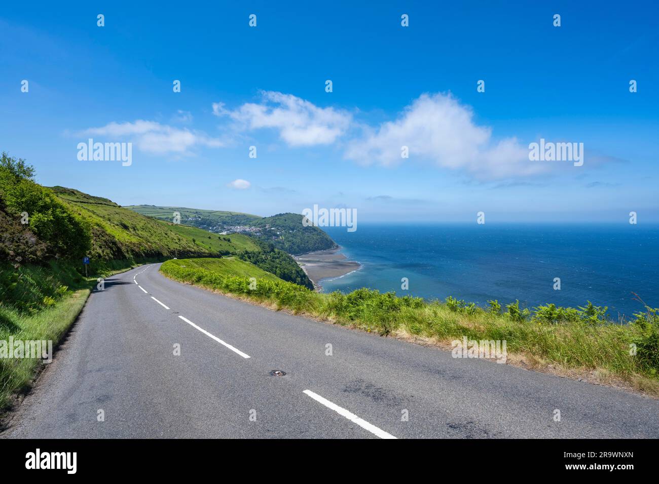 Die A39 führt hinunter in das Dorf Lynton und Lynmouth, North Devon, England, Großbritannien Stockfoto