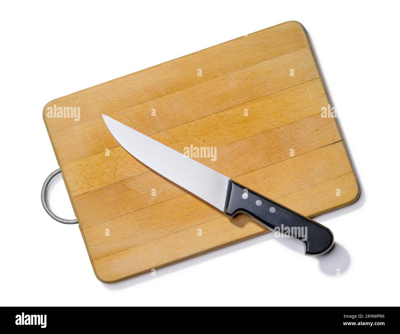 Ein Küchenmesser auf einem Holzbrett, isoliert auf weißem Hintergrund Stockfoto