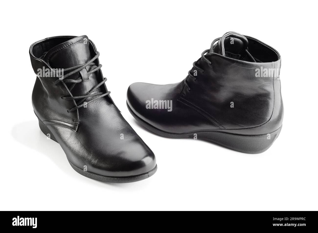 Ein Paar glänzende, schwarze Lederschuhe mit Schnürsenkel, isoliert auf weißem Hintergrund Stockfoto