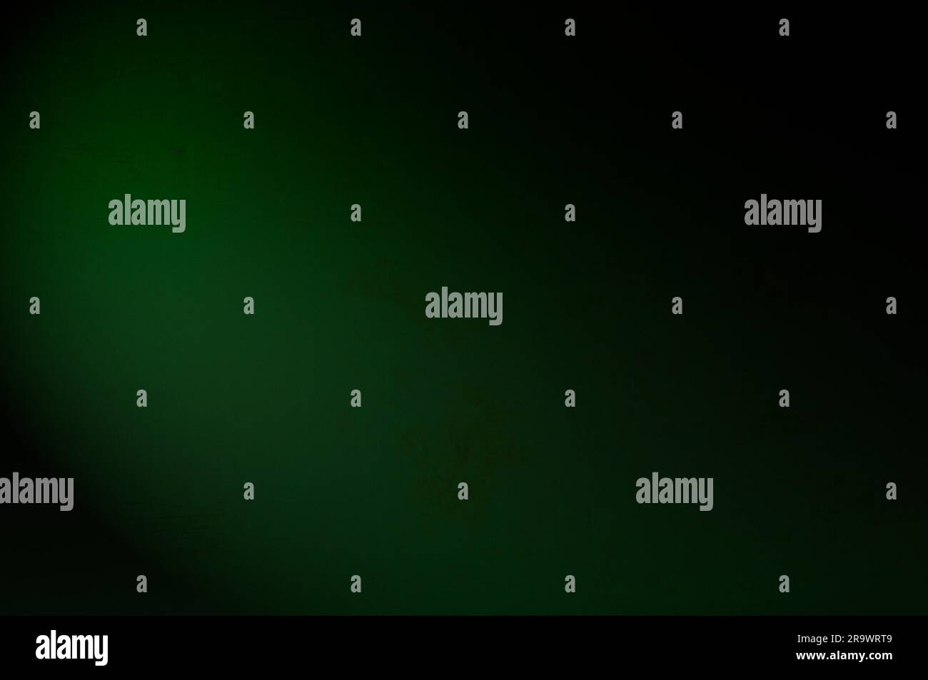 Eine antike grüne Textur mit Lichteffekt, die als Hintergrund für Bilder oder hellen Text verwendet wird Stockfoto
