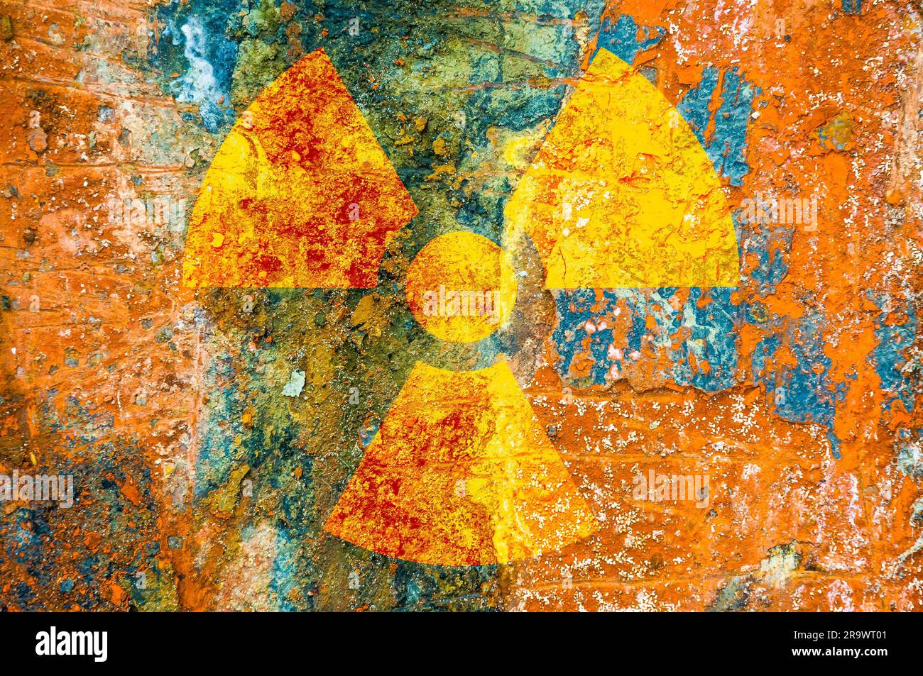 Ein Symbol für ionisierende Strahlung auf einer rostfreien Metallplatte Stockfoto