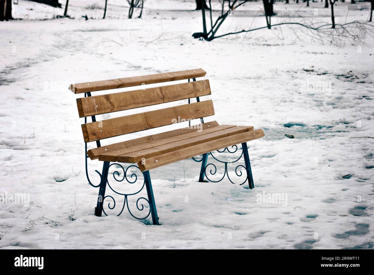 Eine einsame Bank im Park unter dem Schnee im Winter, Kiew, Ukraine Stockfoto