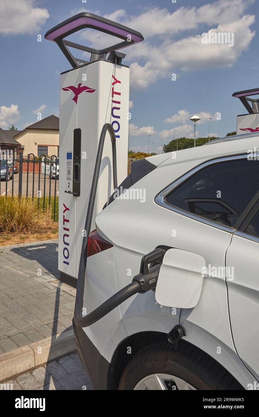 Die Zukunft ist da: Elektrofahrzeuge, die an einer Ladestation für Elektrofahrzeuge (EV) aufgeladen werden, in der Nähe von Stafford, England, Großbritannien. Stockfoto