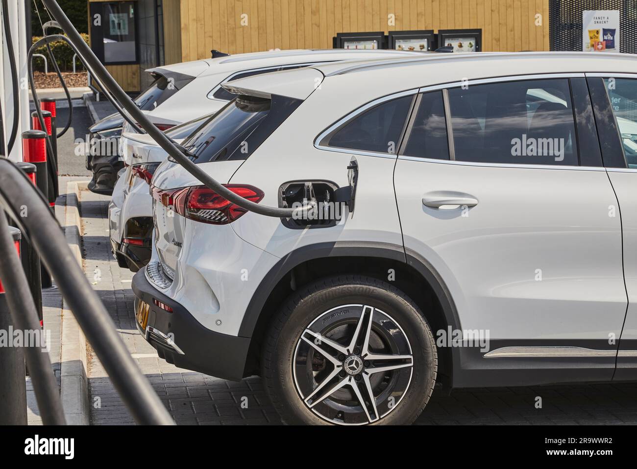 Die Zukunft ist da: Elektrofahrzeuge, die an einer Ladestation für Elektrofahrzeuge (EV) aufgeladen werden, in der Nähe von Stafford, England, Großbritannien. Stockfoto