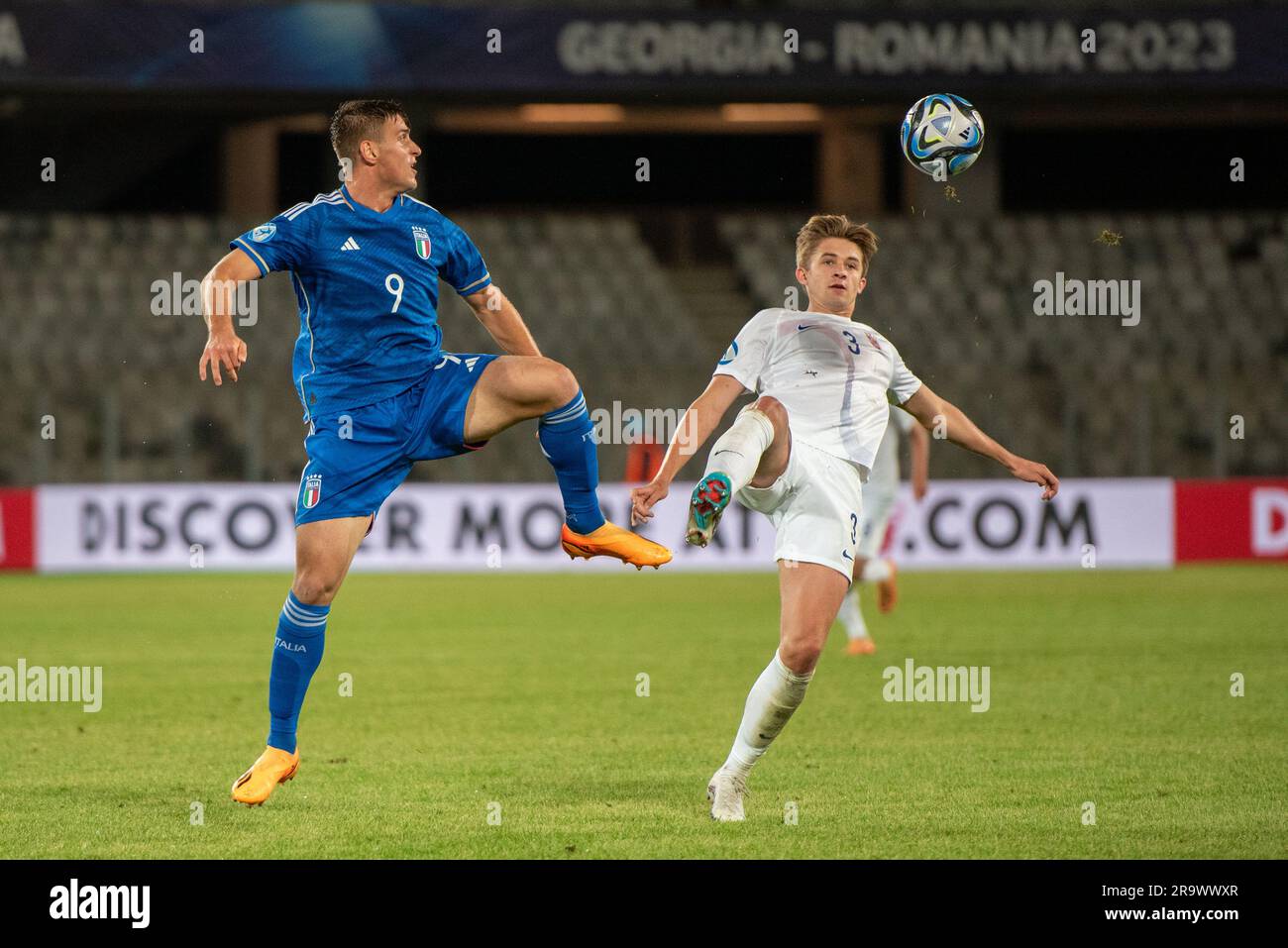 Lorenzo Colombo der italienischen U21 und Henrik Heggheim der