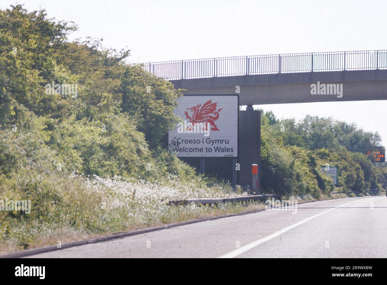 "Willkommen in Wales" -Straßenschild. Bildaufnahme vom 8. Juni 2023. © Belinda Jiao jiao.bilin@gmail.com 07598931257 https://www.belindajiao.com/about Stockfoto