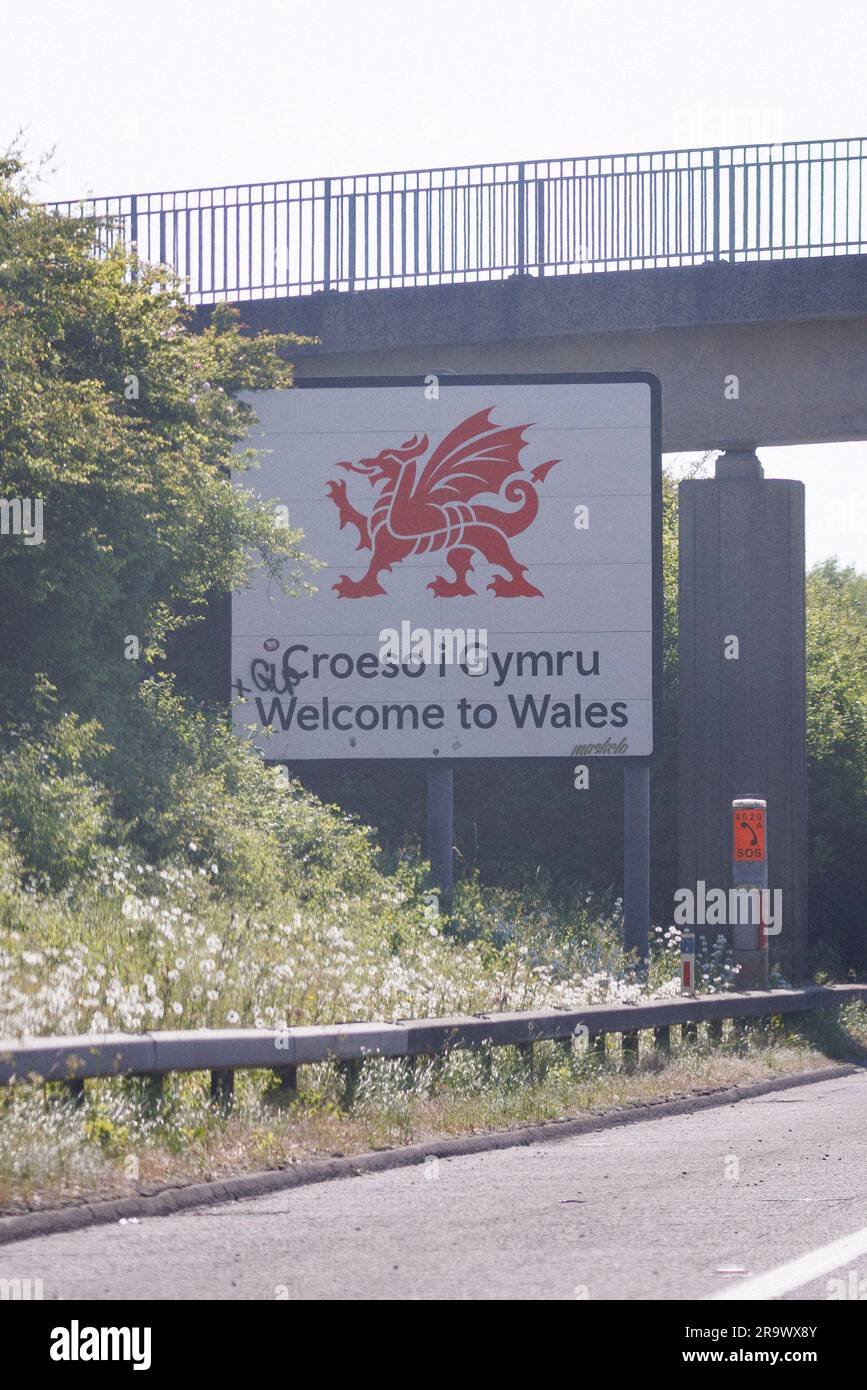 "Willkommen in Wales" -Straßenschild. Bildaufnahme vom 8. Juni 2023. © Belinda Jiao jiao.bilin@gmail.com 07598931257 https://www.belindajiao.com/about Stockfoto