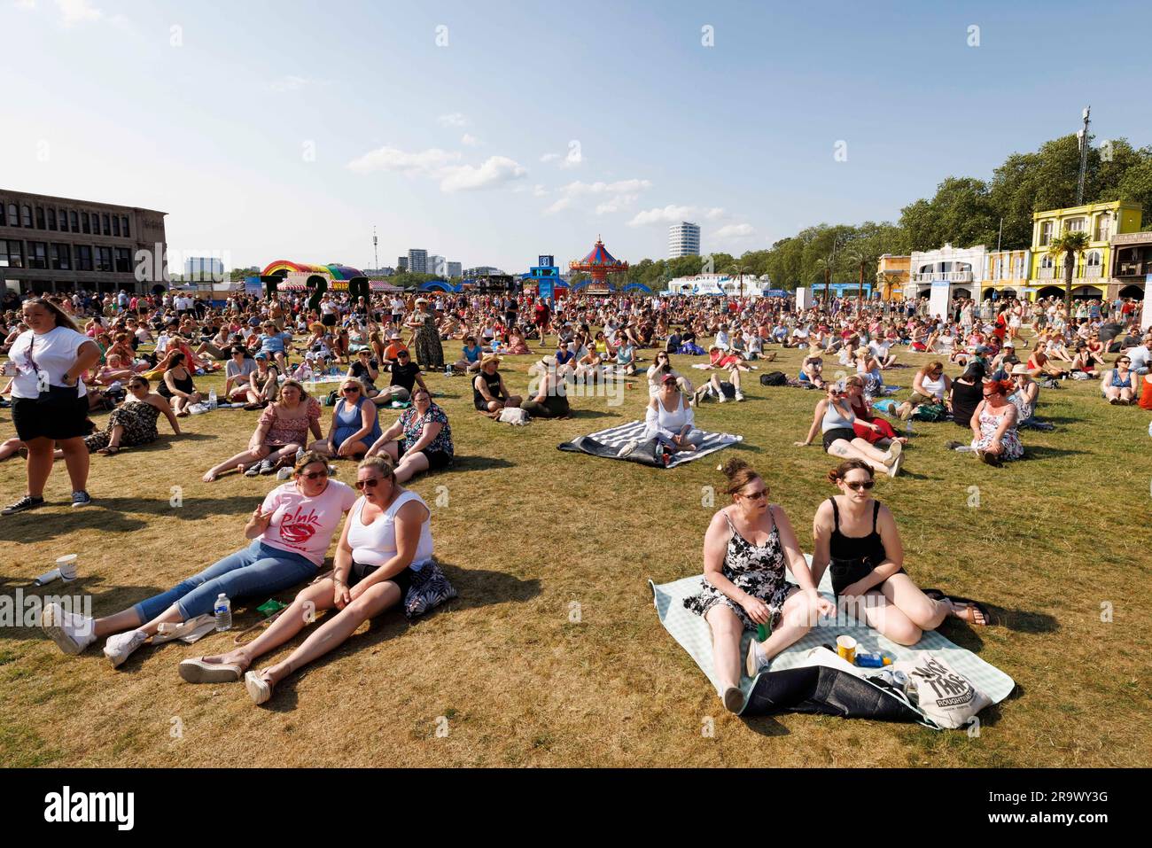 Festivalbesucher genießen das warme Wetter im BST Hyde Park 2023. Bild aufgenommen am 25. Juni 2023. © Belinda Jiao jiao.bilin@gmail.com 07598931257 https://ww Stockfoto