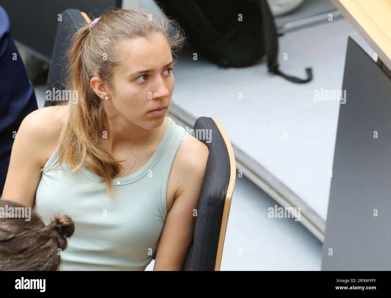 Berlin, Deutschland. 29. Juni 2023. Klara Schedlich (Bündnis90/die Grünen) folgt der Diskussion nach ihrer Rede in der Debatte "die Welt als Gast von Freunden - erfolgreiche Sonderolympiade in Berlin" im Berliner Repräsentantenhaus. Kredit: Wolfgang Kumm/dpa/Alamy Live News Stockfoto