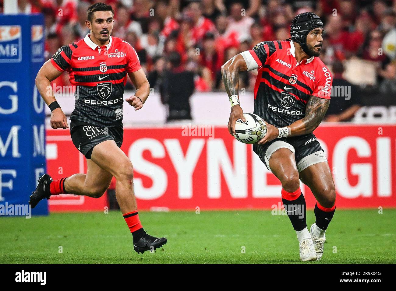 Thomas RAMOS aus Toulouse und Pita Jordan AHKI aus Toulouse während des Finalspiels der französischen Meisterschaft Top 14 der Rugby-Gewerkschaft zwischen Stade Toulousain (Toulouse) und Stade Rochelais (La Rochelle) am 17. Juni 2023 im Stade de France in Saint-Denis, Frankreich – Foto Matthieu Mirville/DPPI Stockfoto