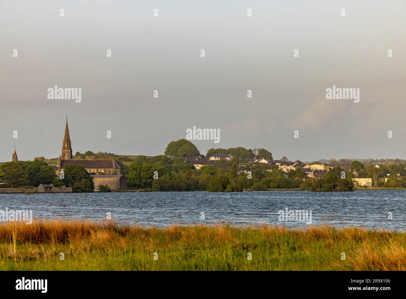 Dorfpanorama mit Kirche, Lake Lough Rea, Loughrea, Galway, Irland Stockfoto