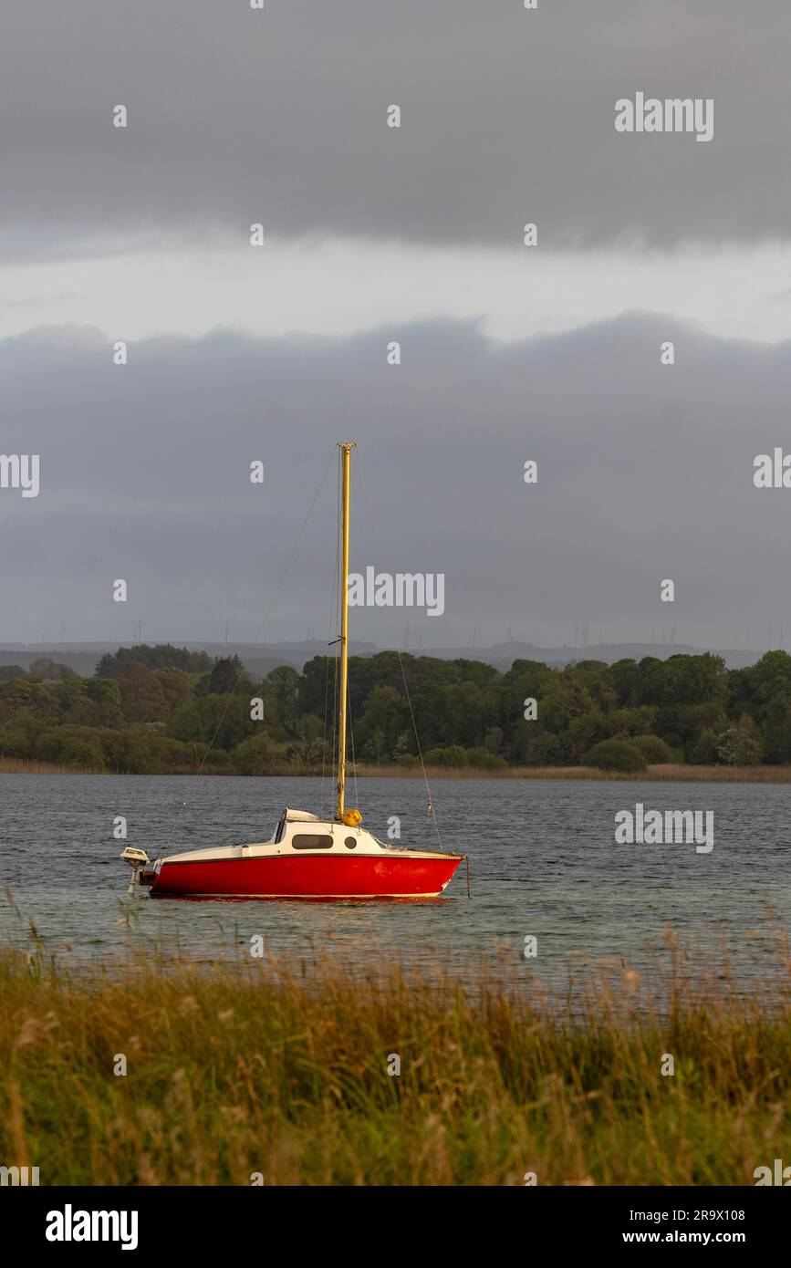 Segelboot mit starker roter Farbe, Lake Lough Rea, Loughrea, Galway, Irland Stockfoto