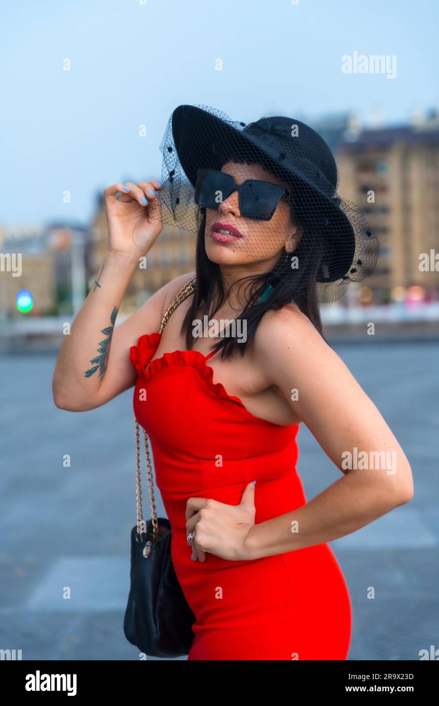 Modeporträt in der Stadt einer schönen latinatin mit Hut Stockfoto