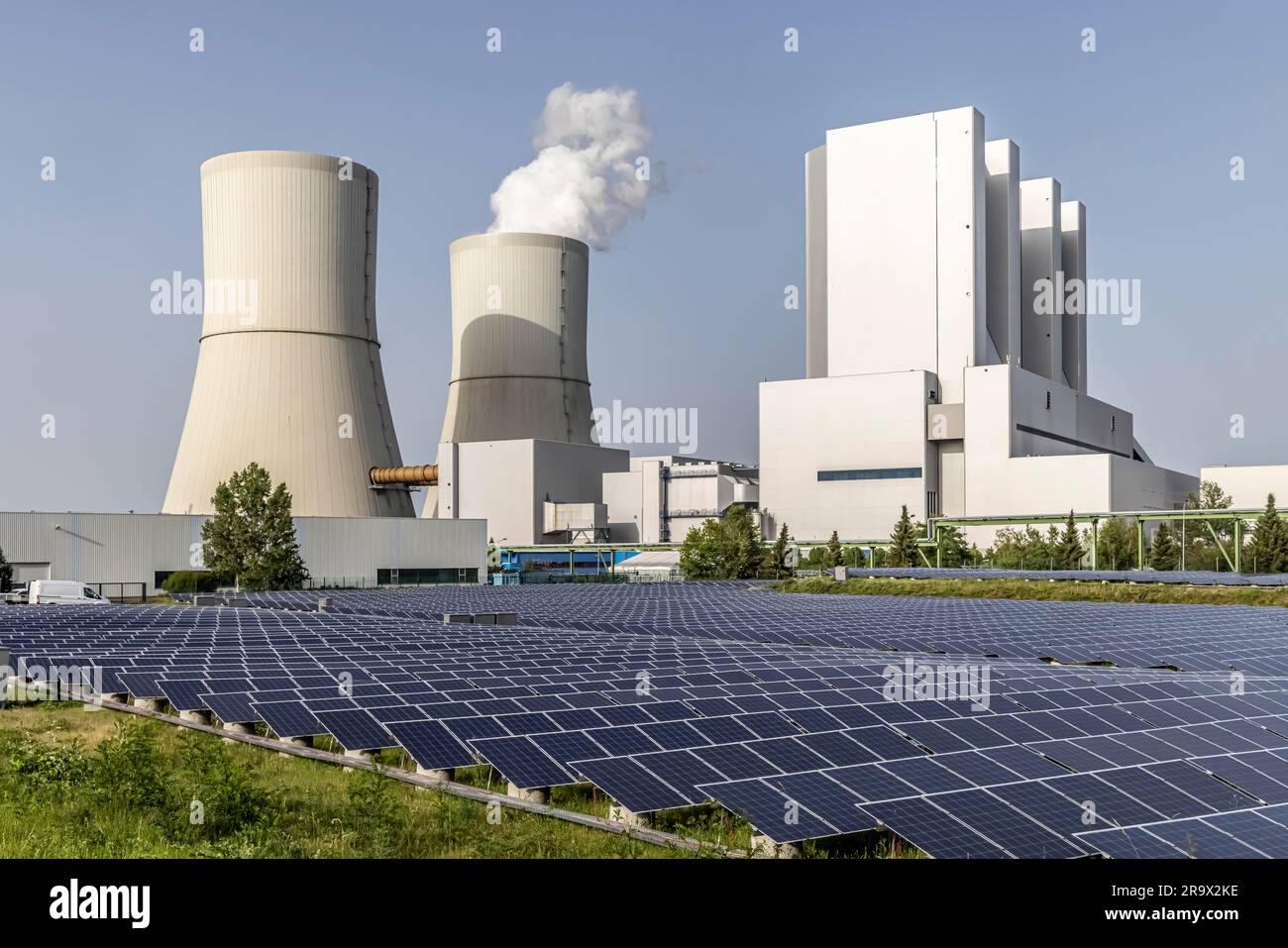 Braunkohlekraftwerk Lippendorf mit Kühlturm, Photovoltaik-System vor dem Gebäude, Neukieritzsch, Sachsen, Deutschland Stockfoto