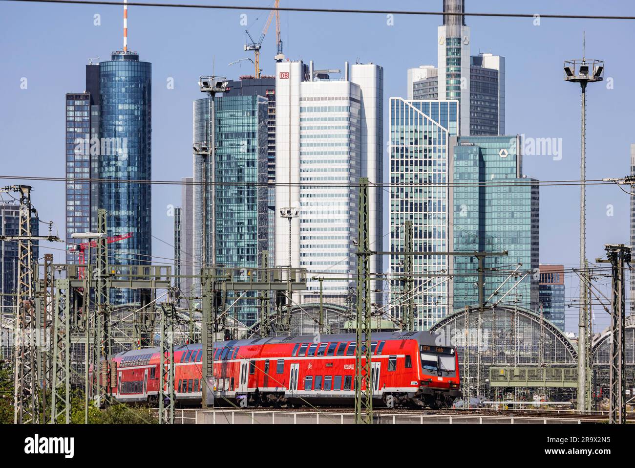 Deutsche Bahn AG Regionalzug auf einer Eisenbahnbrücke, Mainhatten Skyline, Frankfurt am Main, Hessen, Deutschland Stockfoto