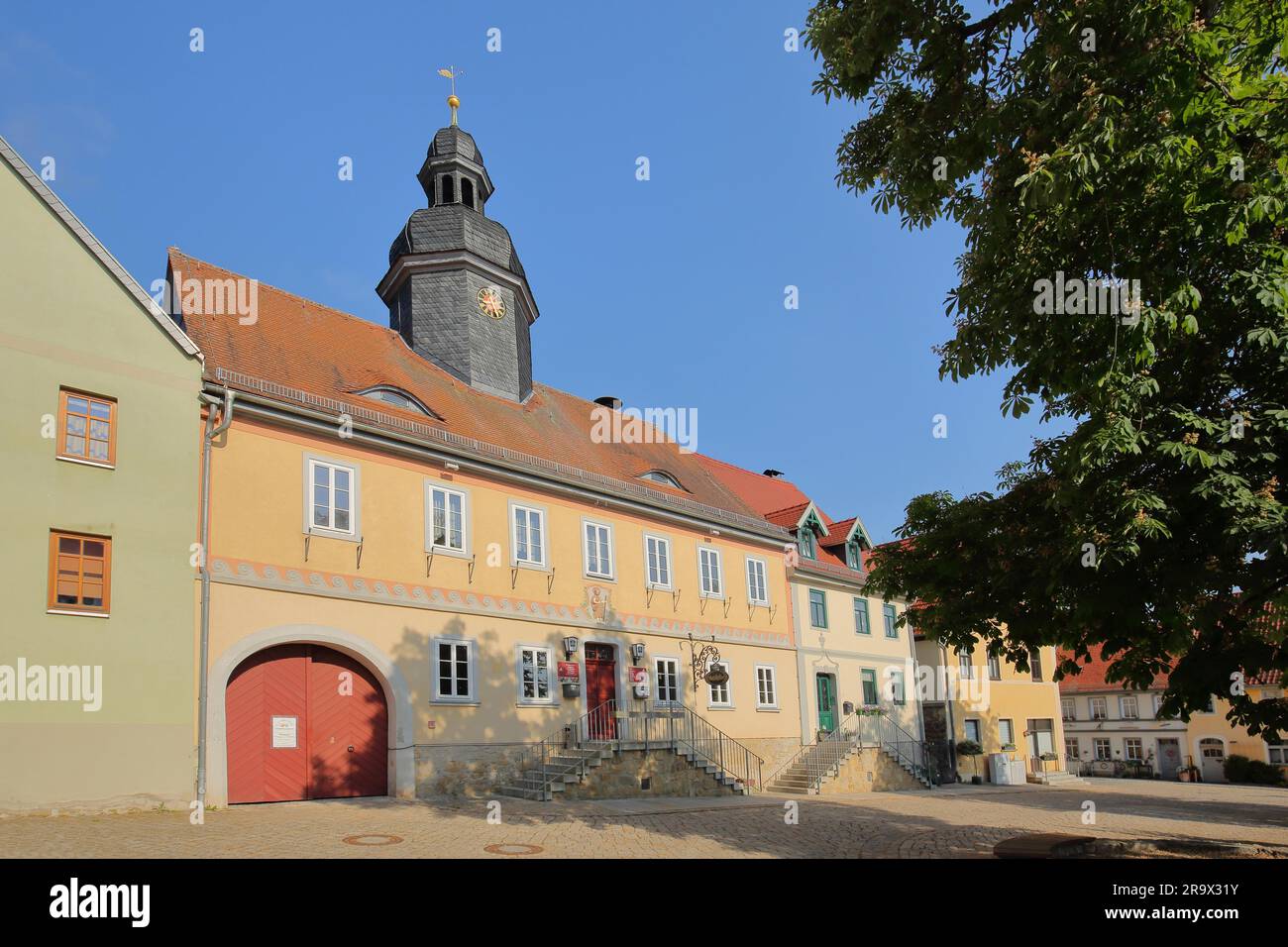 Das Rathaus wurde 1728 mit einem Turm in Dornburg, Dornburg-Camburg, Thüringen, Deutschland, errichtet Stockfoto