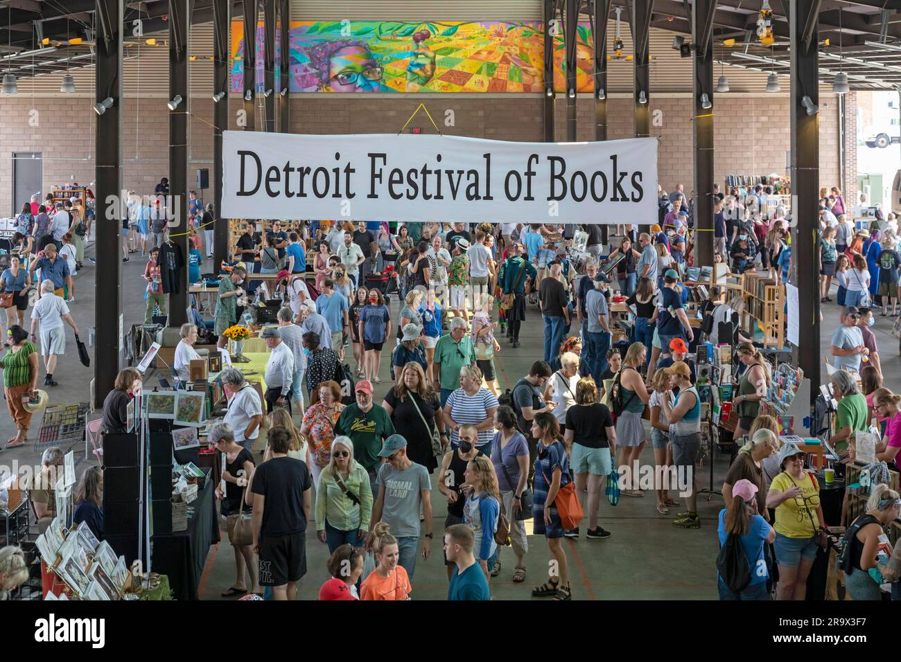 Detroit, Michigan, das jährliche Detroit Festival of Books kehrte nach einem Jahr Urlaub wegen der Pandemie auf den Eastern Market zurück. Die Veranstaltung ist die größte Stockfoto