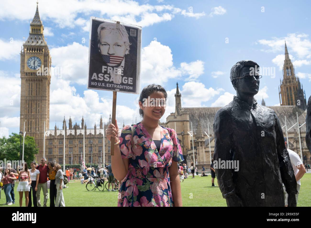 Parliament Square, London. Skulpturen von Edward Snowden, Julian Assange und Chelsea Manning des italienischen Bildhauers Davide Domino während einer Demonstration Stockfoto